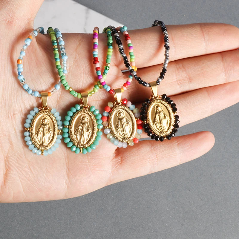 Imagen de Collar de cuentas con dije de la Virgen María