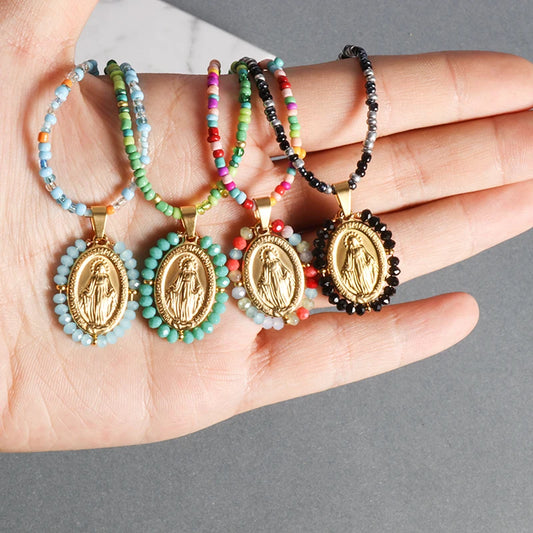 Imagen de Collar de cuentas con dije de la Virgen María